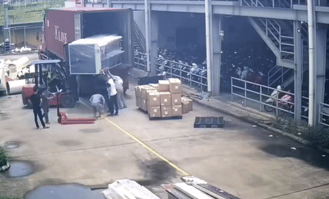 Đưa máy móc từ xe container xuống không an toàn, đè chết người - Ảnh 3.