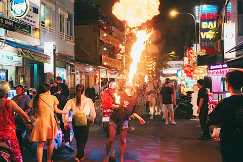 Dẹp nạn chăn dắt ăn xin: tình thương cần đặt đúng chỗ - Ảnh 1. ăn xin - Ảnh 1.