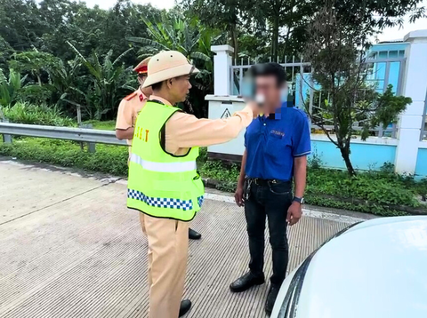 Tài xế chở 45 khách từ TP.HCM đi du lịch, bị phát hiện nồng độ cồn vượt khung - Ảnh 1.