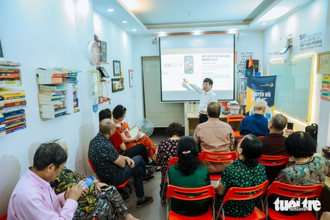 Thầy giáo mở lớp học AI và chuyển đổi số miễn phí cho người cao tuổi - Ảnh 1.