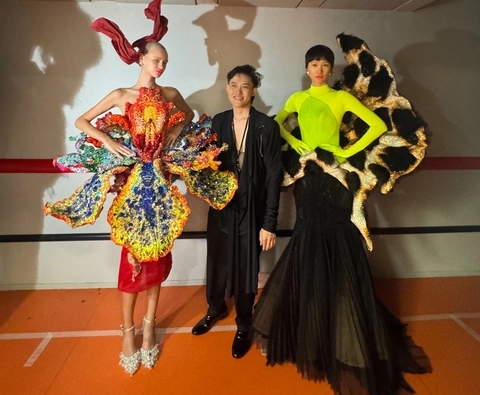 Choáng ngợp với những thiết kế siêu thực của Nguyễn Tiến Truyển tại Paris Haute Couture - Ảnh 14. Choáng ngợp với thiết kế siêu thực của Nguyễn Tiến Truyển tại Paris Haute Couture - Ảnh 14.