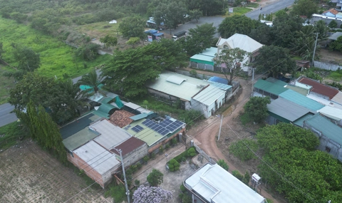 Dân bức xúc vì nhà bị 'bủa vây' bởi 2 đường dây điện trung thế- Ảnh 2. trung thế - Ảnh 3.