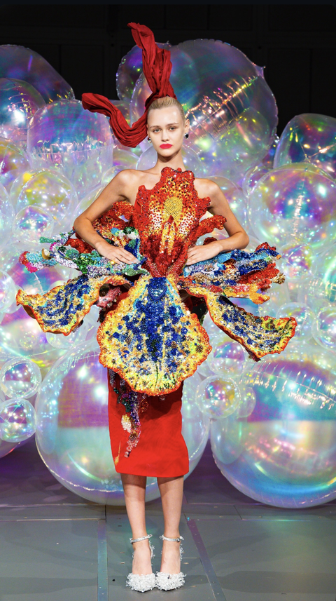 Choáng ngợp với những thiết kế siêu thực của Nguyễn Tiến Truyển tại Paris Haute Couture - Ảnh 4. Nguyễn Tiến Truyển - Ảnh 4.
