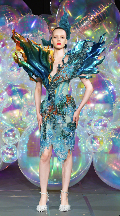 Choáng ngợp với những thiết kế siêu thực của Nguyễn Tiến Truyển tại Paris Haute Couture - Ảnh 5. Nguyễn Tiến Truyển - Ảnh 5.