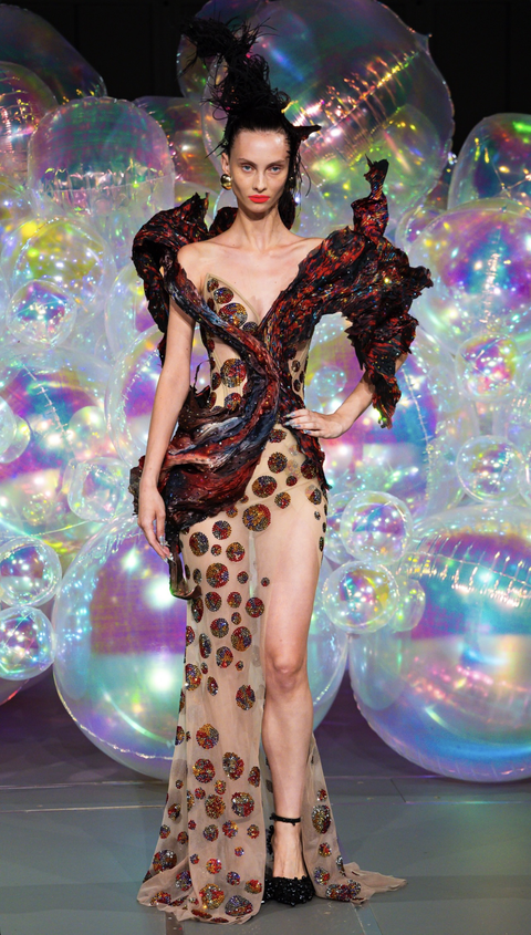 Choáng ngợp với những thiết kế siêu thực của Nguyễn Tiến Truyển tại Paris Haute Couture - Ảnh 7. Nguyễn Tiến Truyển - Ảnh 7.