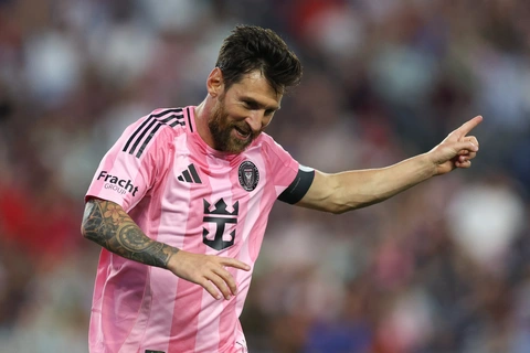Ronaldo khen Messi 'hay hơn phần còn lại của làng bóng đá' - Ảnh 1.