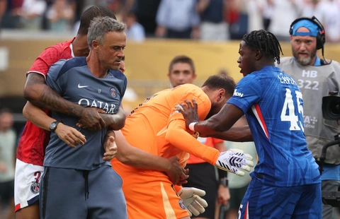 SỐC: Thước phim HLV Enrique tát vào mặt tiền đạo Chelsea sau khi PSG thua thảm - Ảnh 2.