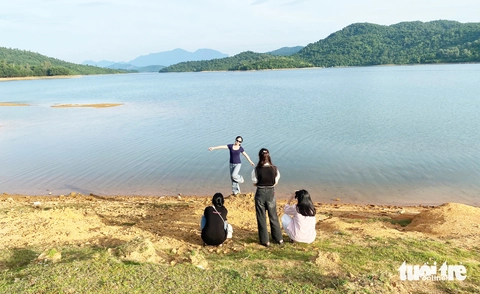 Mê mẩn hồ Phú Ninh mùa nước cạn, du khách đổ về check-in cây cô đơn - Ảnh 4.