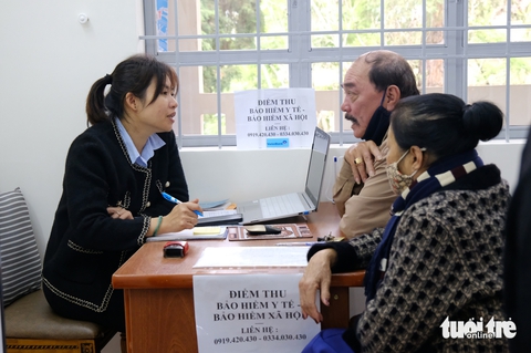Dân làm thủ tục hành chính nhanh nhờ cán bộ bán chuyên trách về khu phố 'cầm tay chỉ việc'- Ảnh 2. Dân làm thủ tục hành chính nhanh nhờ cán bộ bán chuyên trách về khu phố 'cầm tay chỉ việc' - Ảnh 1.