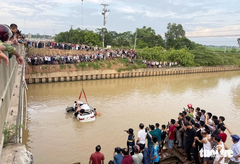 Hiện trường vụ ô tô tông hai xe máy rơi sông, tìm thấy thi thể bé trai - Ảnh 1.