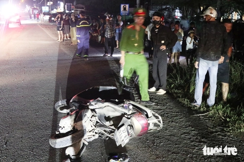 Hiện trường vụ ô tô tông hai xe máy rơi sông, tìm thấy thi thể bé trai - Ảnh 6.