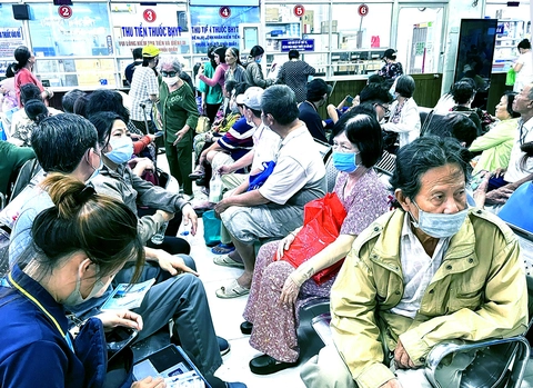 Kê đơn thuốc 2-3 tháng/lần: Nhiều bệnh nhân mãn tính nói chỉ được cấp thuốc như cũ - Ảnh 1.