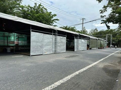 Dân phản ánh địa phương cho doanh nghiệp 'biến đường thành hội chợ' - Ảnh 3.