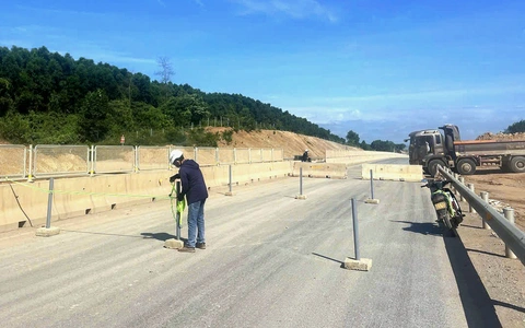Đặt hàng loạt chướng ngại vật chặn xe vào cao tốc đang thi công - Ảnh 1.