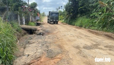 Dân khổ vì cống thoát nước mưa 'tắc' 3 năm trời- Ảnh 1. Dân khổ vì cống thoát nước mưa 'tắc' 3 năm trời - Ảnh 1.