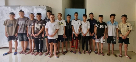 nhóm thanh niên - Ảnh 1.