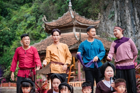 Màn hát xẩm chấn động của Bố ơi, mình đi đâu thế? - Ảnh 2. Bố ơi, mình đi đâu thế? - Ảnh 2.