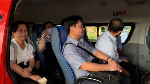 400 cán bộ, công chức, viên chức Vĩnh Long đi làm từ 5h sáng - Ảnh 1.