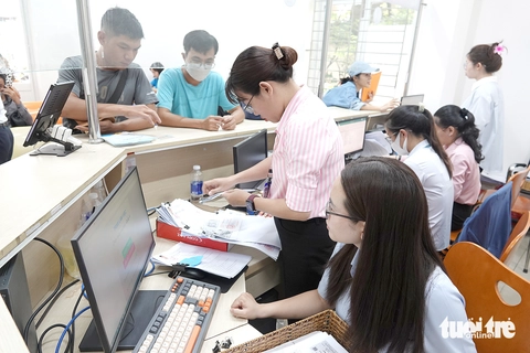 Các nhóm cán bộ, công chức được hưởng thêm hỗ trợ 5 triệu đồng/tháng? - Ảnh 1. công chức - Ảnh 1.
