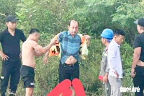 Người đi cùng ô tô đâm hai xe máy rồi rơi sông: 'Tôi không nhớ ai cầm lái' - Ảnh 4.