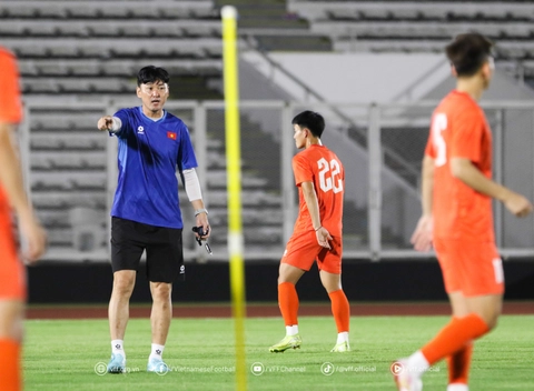 U23 Việt Nam tập mà không có HLV Kim Sang Sik - Ảnh 2.