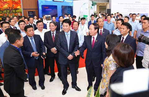 Hải Phòng trao chứng nhận đầu tư và biên bản ghi nhớ hợp tác đầu tư với số vốn 15,5 tỉ USD - Ảnh 1.