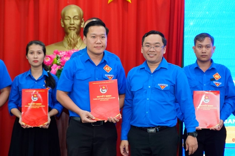 Tỉnh Đoàn Đồng Nai trao quyết định bí thư 95 phường xã mới sau sáp nhập - Ảnh 1.