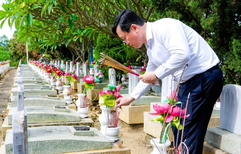 Trưởng Ban Tuyên giáo và Dân vận Trung ương dâng hương tưởng niệm Chủ tịch Hồ Chí Minh, các liệt sĩ - Ảnh 4. Trưởng Ban Tuyên giáo và Dân vận Trung ương dâng hương tưởng niệm Chủ tịch Hồ Chí Minh, các liệt sĩ - Ảnh 4.