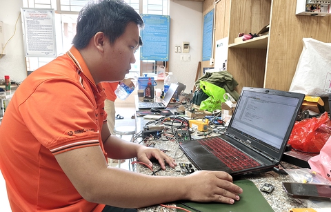 Vào 'lò luyện' robot đi thi quốc tế - Ảnh 4. robot - Ảnh 4.