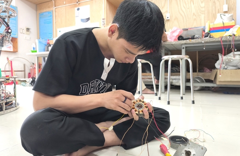 Vào 'lò luyện' robot đi thi quốc tế - Ảnh 2. robot - Ảnh 2.