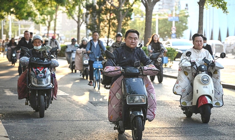 Cấm dần xe máy chạy xăng: Hỗ trợ người dân, phát triển giao thông công cộng - Ảnh 4. Cấm dần xe máy chạy xăng: Hỗ trợ người dân, phát triển giao thông công cộng - Ảnh 4.