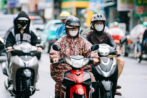 Thời tiết hôm nay 16-7: Bắc Bộ, Nam Bộ mưa chiều, Trung Bộ nắng nóng - Ảnh 1.