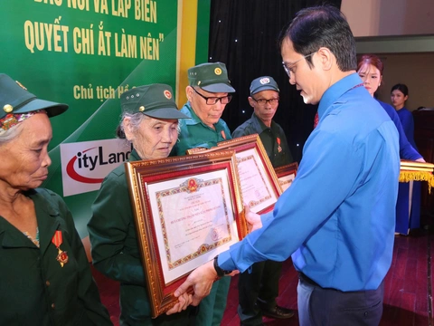 Thế hệ áo xanh thời 'số hóa' tri ân thế hệ 'đào núi, lấp biển' - Ảnh 2.