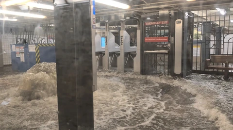 Ga tàu New York ngập nặng, nước lũ phun như vỡ mạch ngầm - Ảnh 1.
