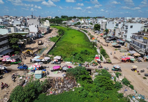 Công trường kênh Tham Lương 9.000 tỉ: Nhà thầu đông, công nhân thưa, chủ đầu tư nói gì? - Ảnh 1.