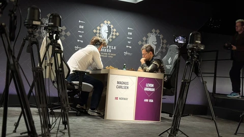 Carlsen bị loại khỏi cuộc đua vô địch Freestyle Chess ngay ngày mở màn - Ảnh 3.