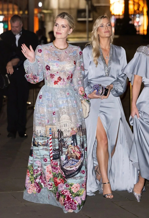Lady Kitty Spencer – Vẻ đẹp quý tộc thừa hưởng từ Công nương Diana - Ảnh 11. Cháu gái Công nương Diana kế thừa vẻ đẹp quý tộc và di sản thời trang hoàng gia Anh - Ảnh 11.