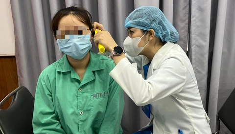 Bị chấn thương khi ngoáy tai, một phụ nữ phải phẫu thuật tai - Ảnh 1.