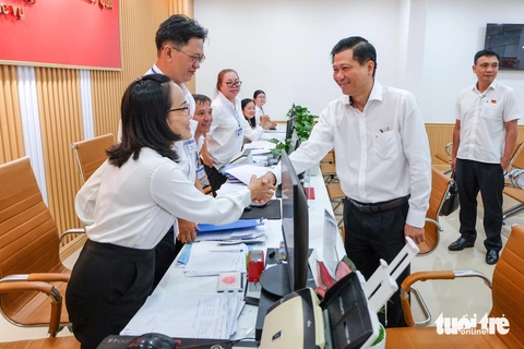 HĐND TP.HCM khảo sát phường Bình Tây: Phong cách làm việc mới, người dân ủng hộ - Ảnh 1.