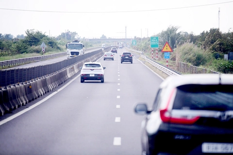 Đừng làm cao tốc mỗi bên chỉ 2 làn đường - Ảnh 1. cao tốc - Ảnh 1.