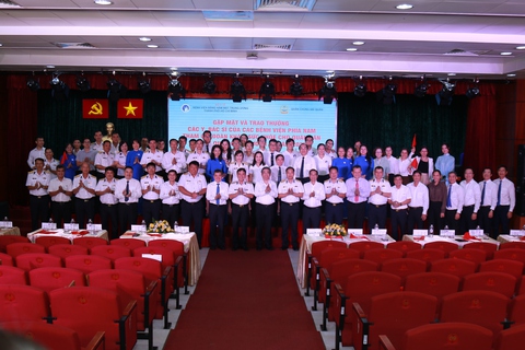 Vượt điều kiện khắc nghiệt, y bác sĩ TP.HCM khám sức khỏe miễn phí cho quân dân Trường Sa - Ảnh 1.