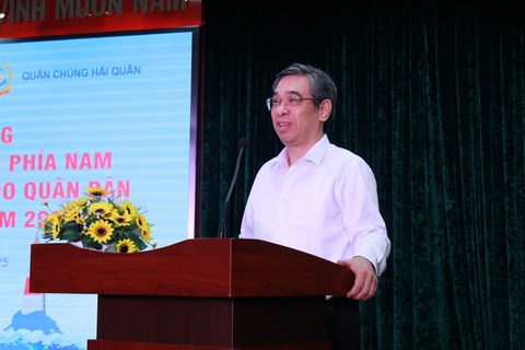 Vượt điều kiện khắc nghiệt, y bác sĩ TP.HCM khám sức khỏe miễn phí cho quân dân Trường Sa - Ảnh 2.