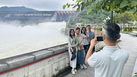 Hồ thủy điện Hòa Bình - Ảnh 1.