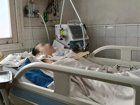 Người cha chưa một lần ôm con vì di chứng viêm não Nhật Bản, phải thở máy 2 năm - Ảnh 1.