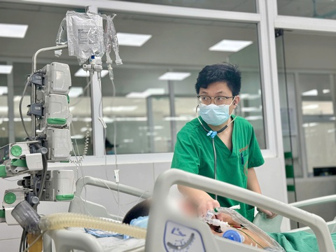 Cụ bà nguy kịch vì uống hơn nửa lít rượu mỗi ngày suốt 10 năm - Ảnh 1. Nguy kịch vì uống hơn nửa lít rượu mỗi ngày suốt 10 năm - Ảnh 1.