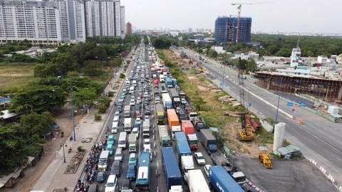 Nhiều vụ tai nạn liên hoàn do không giữ khoảng cách an toàn - Ảnh 1.