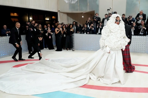 Rihanna chính thức trở thành “bà mẹ ngầu nhất” của làng thời trang - Ảnh 6. Rihanna - Ảnh 6.
