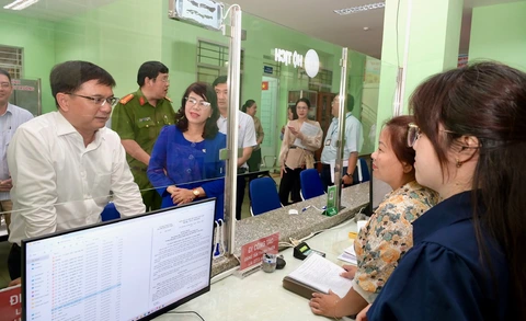 Phó Bí thư Thành ủy TP.HCM Đặng Minh Thông khảo sát hoạt động tại phường Bình Trưng - Ảnh 3.