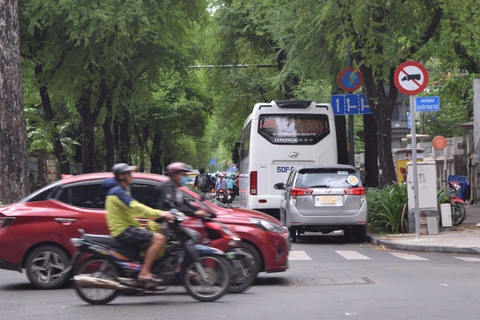 Nghiên cứu lắp đặt thêm camera giám sát, xử phạt lấn chiếm lòng đường, vỉa hè ở TP.HCM - Ảnh 1.
