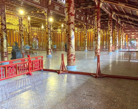Lắp kính cường lực bên trong Điện Thái Hòa để bảo vệ ngai vàng triều Nguyễn - Ảnh 1.
